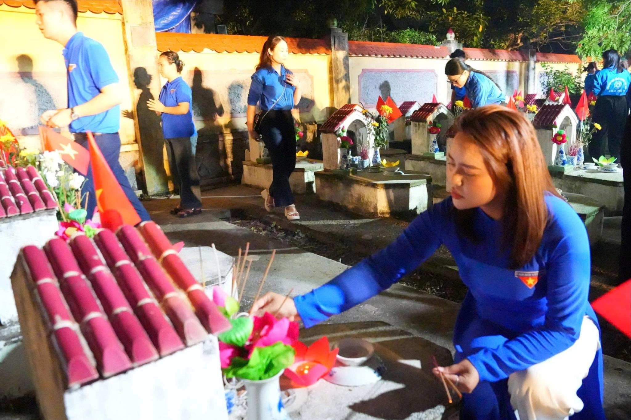Tuổi trẻ xã Gia Lâm thắp nến tri ân, trao di ảnh liệt sĩ phục dựng bằng AI