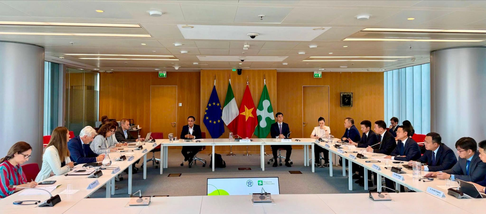 Đoàn đại biểu cấp cao thành phố Hà Nội làm việc với Vùng Lombardia (Italia), thúc đẩy hợp tác trên nhiều lĩnh vực