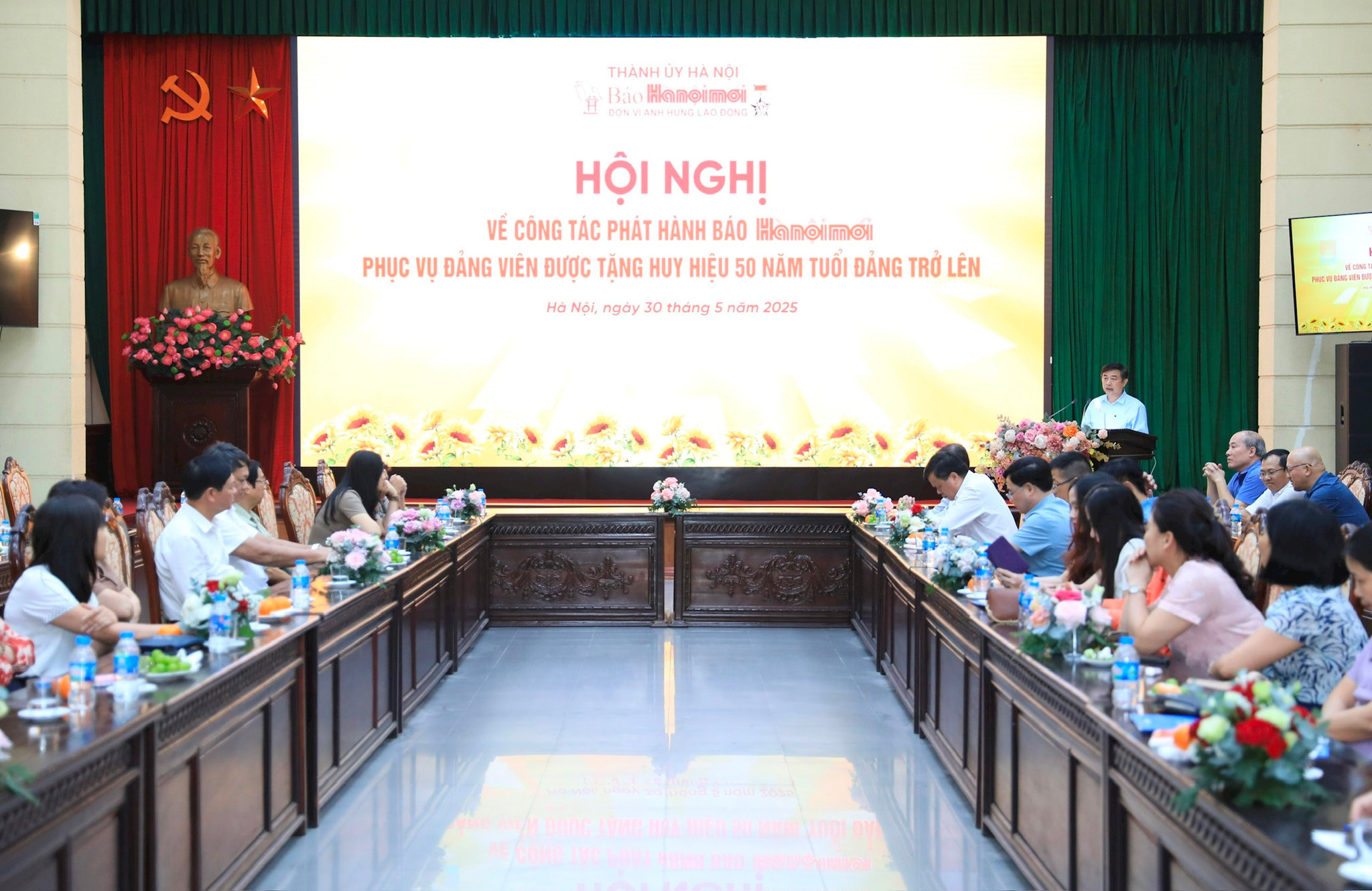 Hà Nội thực hiện việc mua và đọc báo, tạp chí của Đảng: Kênh thông tin chính thống đưa nghị quyết của Đảng vào cuộc sống