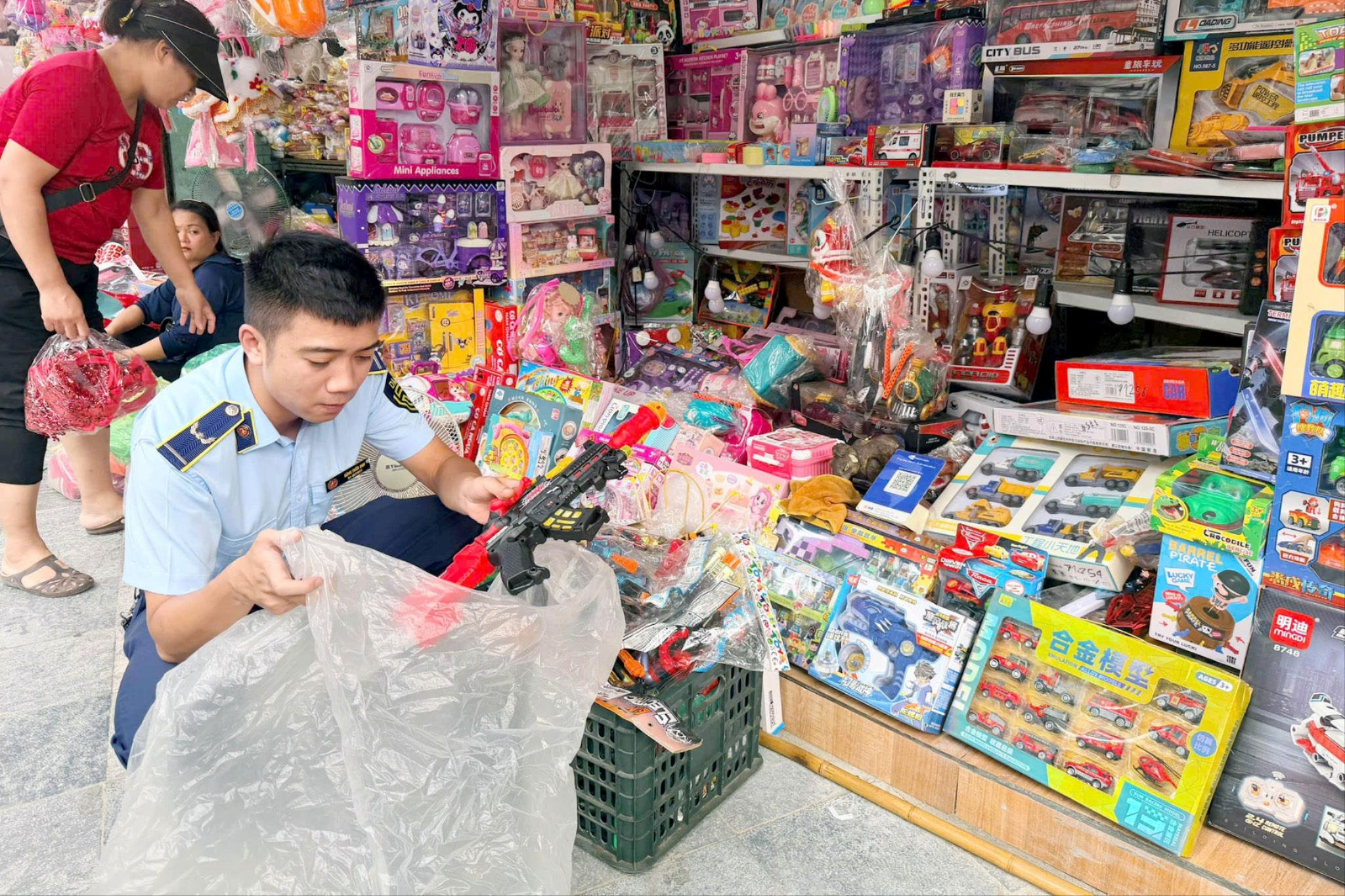 Đồ chơi truyền thống trở lại, nỗi lo hàng lậu vẫn còn